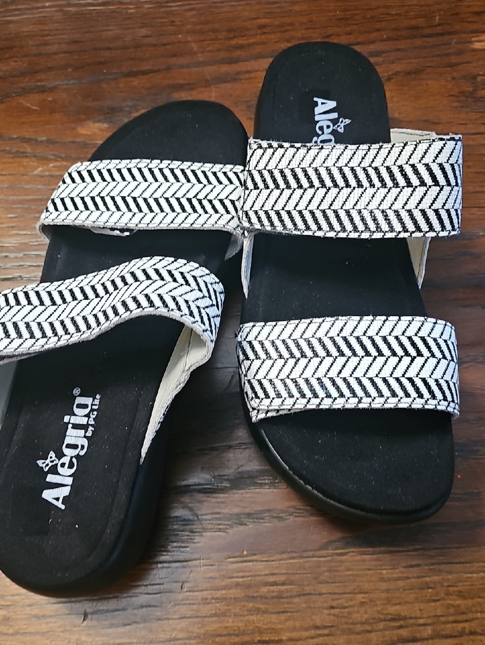 Alegria Black and White Chevron Strap Slide Sandals for Women 38 Or 8
